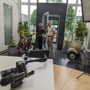 ALOCO beim Organisieren während des Drehs des Imagefilms in Deutschland