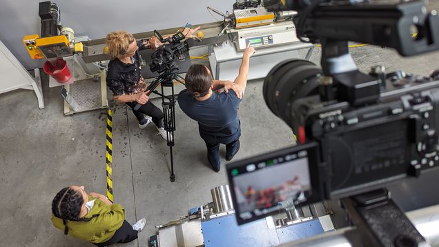 Shot am Imagefilm wird diskutiert und das Set vorbereitet